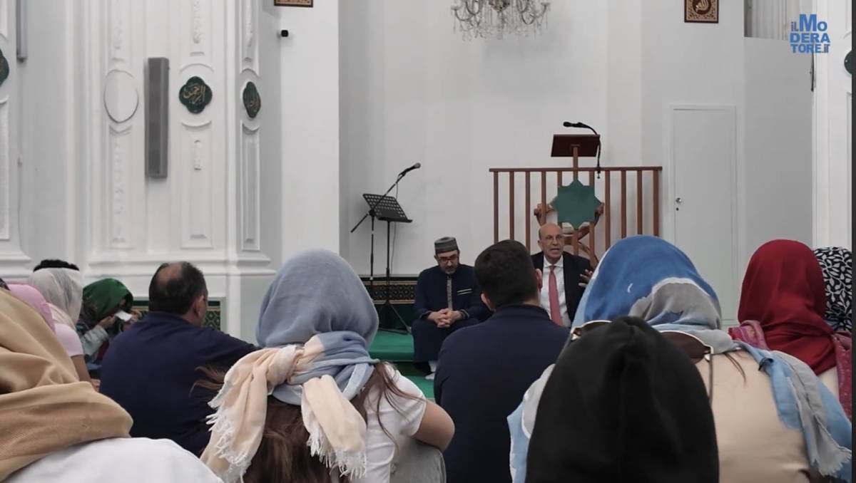 https://img.ilgcdn.com/sites/default/files/styles/xl/public/filefield_paths/scuola gita moschea.jpg?_=1779527217